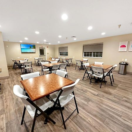 Estherville Hotel & Suites Екстер'єр фото