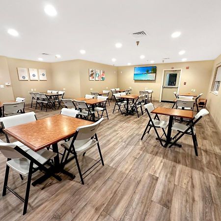 Estherville Hotel & Suites Екстер'єр фото