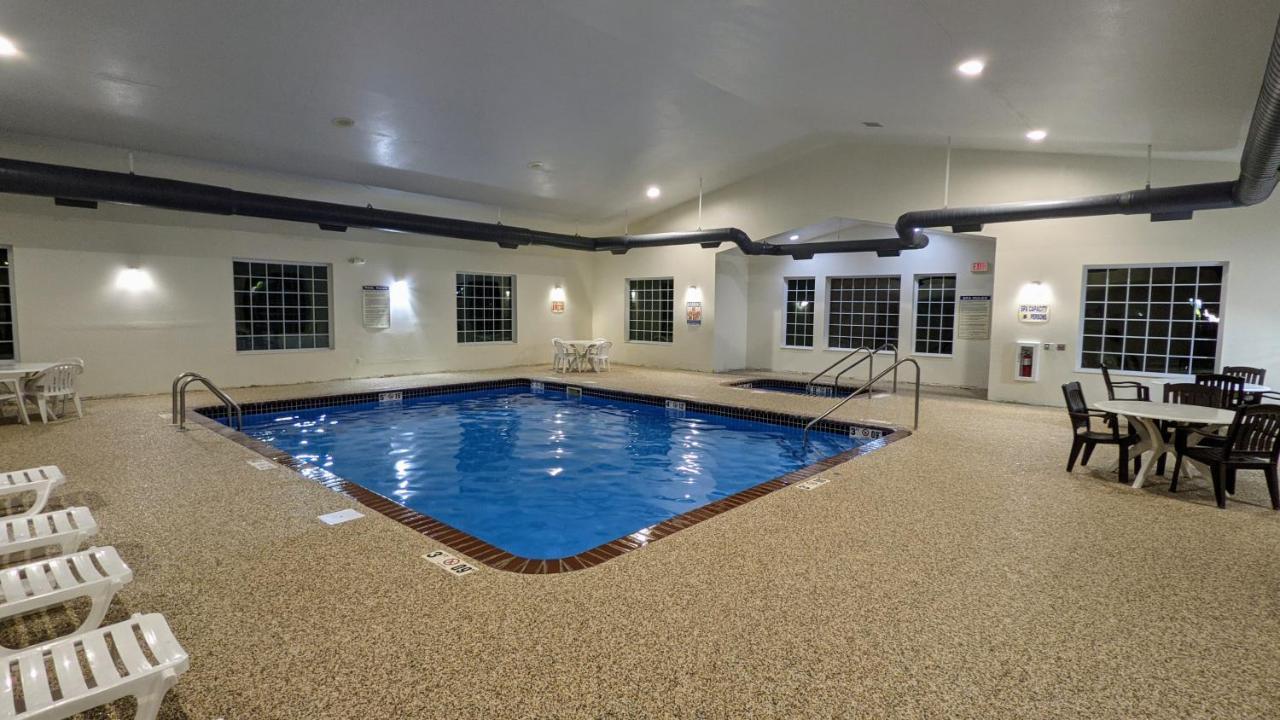 Estherville Hotel & Suites Екстер'єр фото