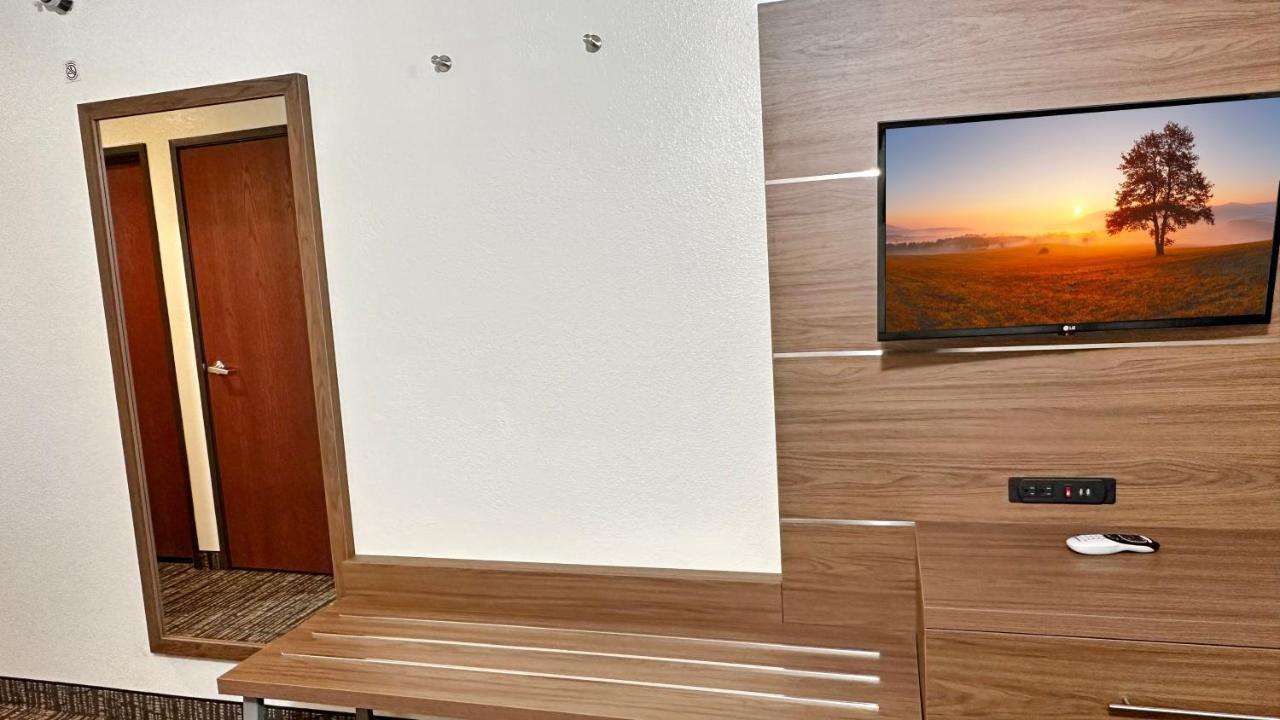 Estherville Hotel & Suites Екстер'єр фото