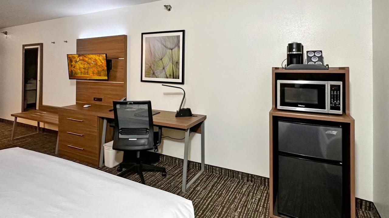 Estherville Hotel & Suites Екстер'єр фото