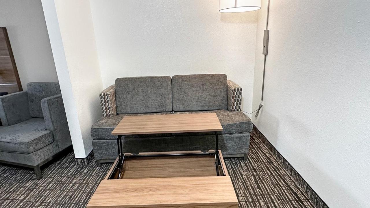 Estherville Hotel & Suites Екстер'єр фото