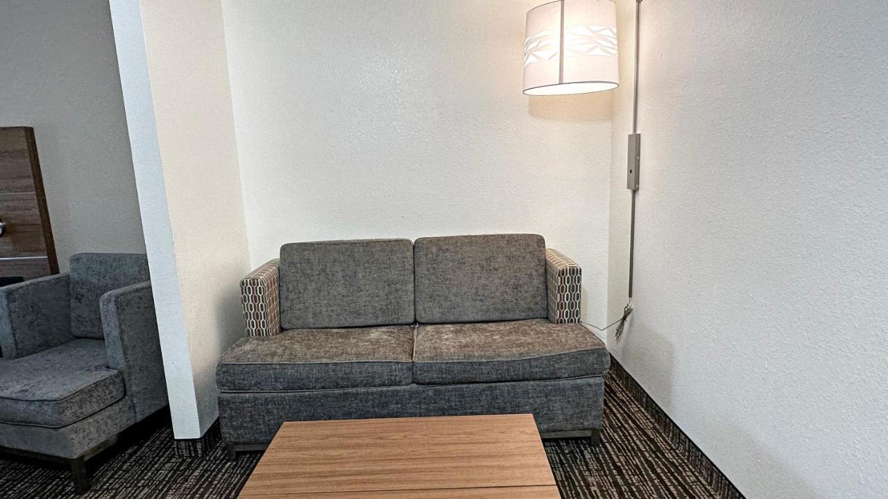 Estherville Hotel & Suites Екстер'єр фото