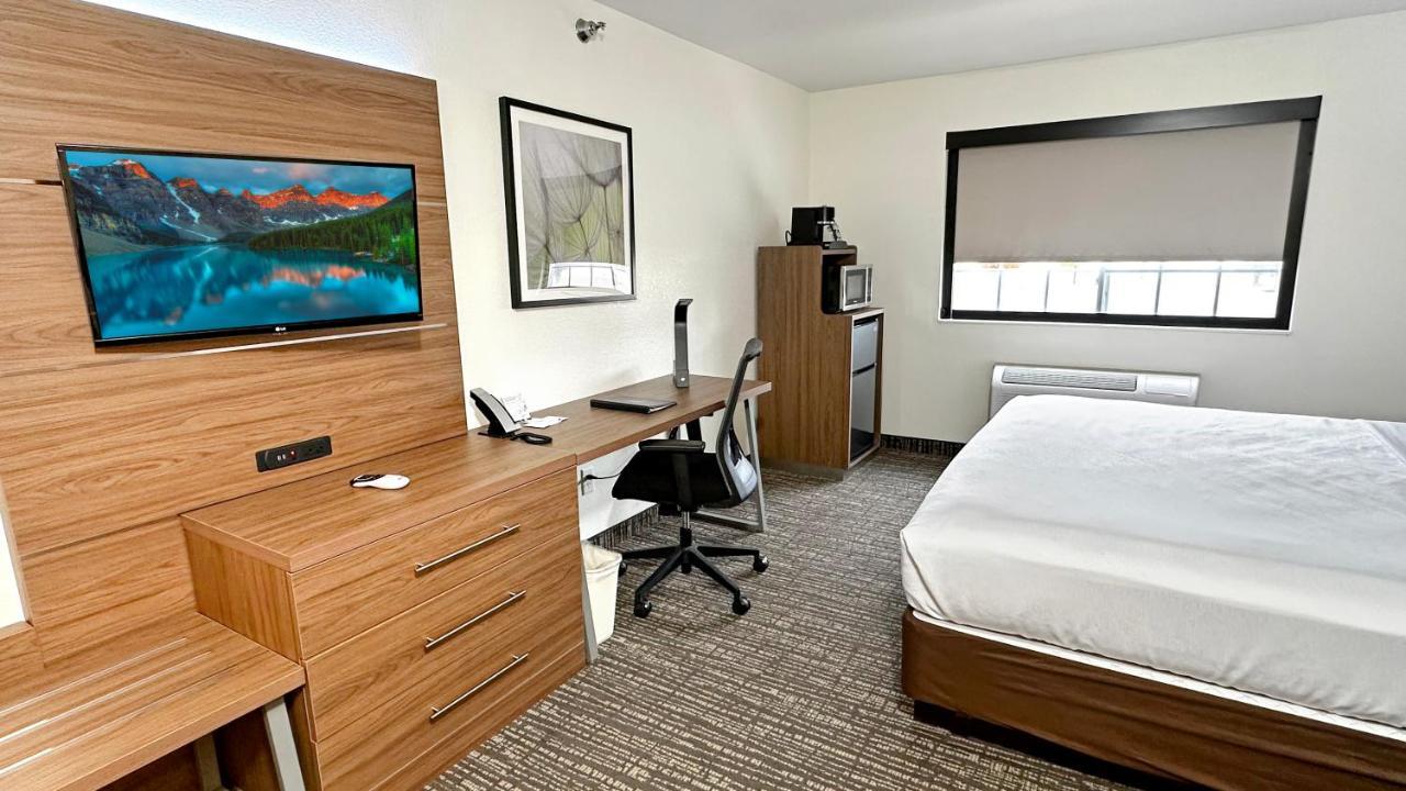 Estherville Hotel & Suites Екстер'єр фото