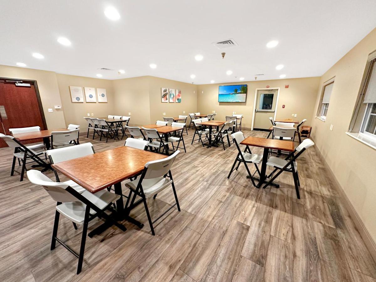 Estherville Hotel & Suites Екстер'єр фото