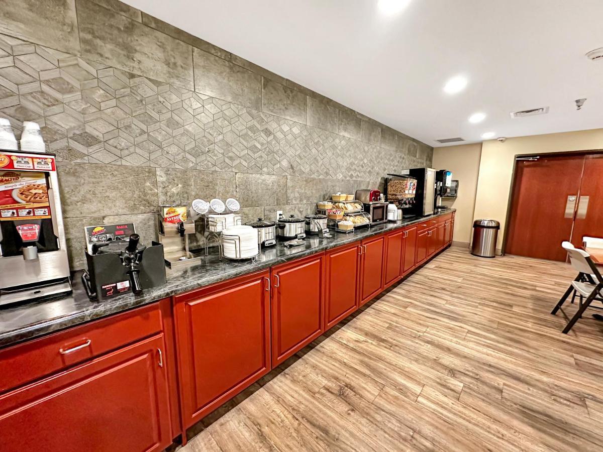 Estherville Hotel & Suites Екстер'єр фото