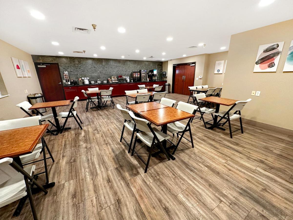 Estherville Hotel & Suites Екстер'єр фото