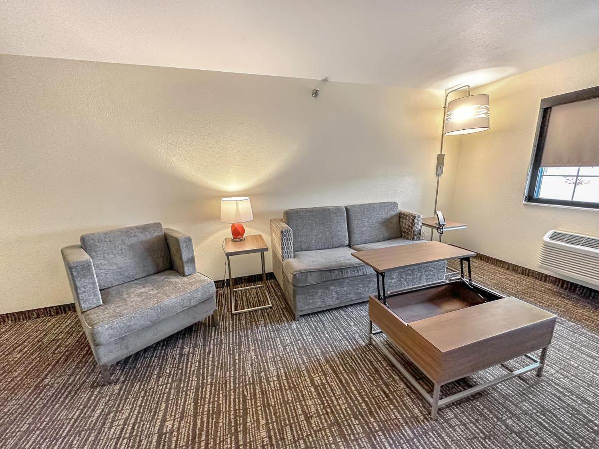 Estherville Hotel & Suites Екстер'єр фото