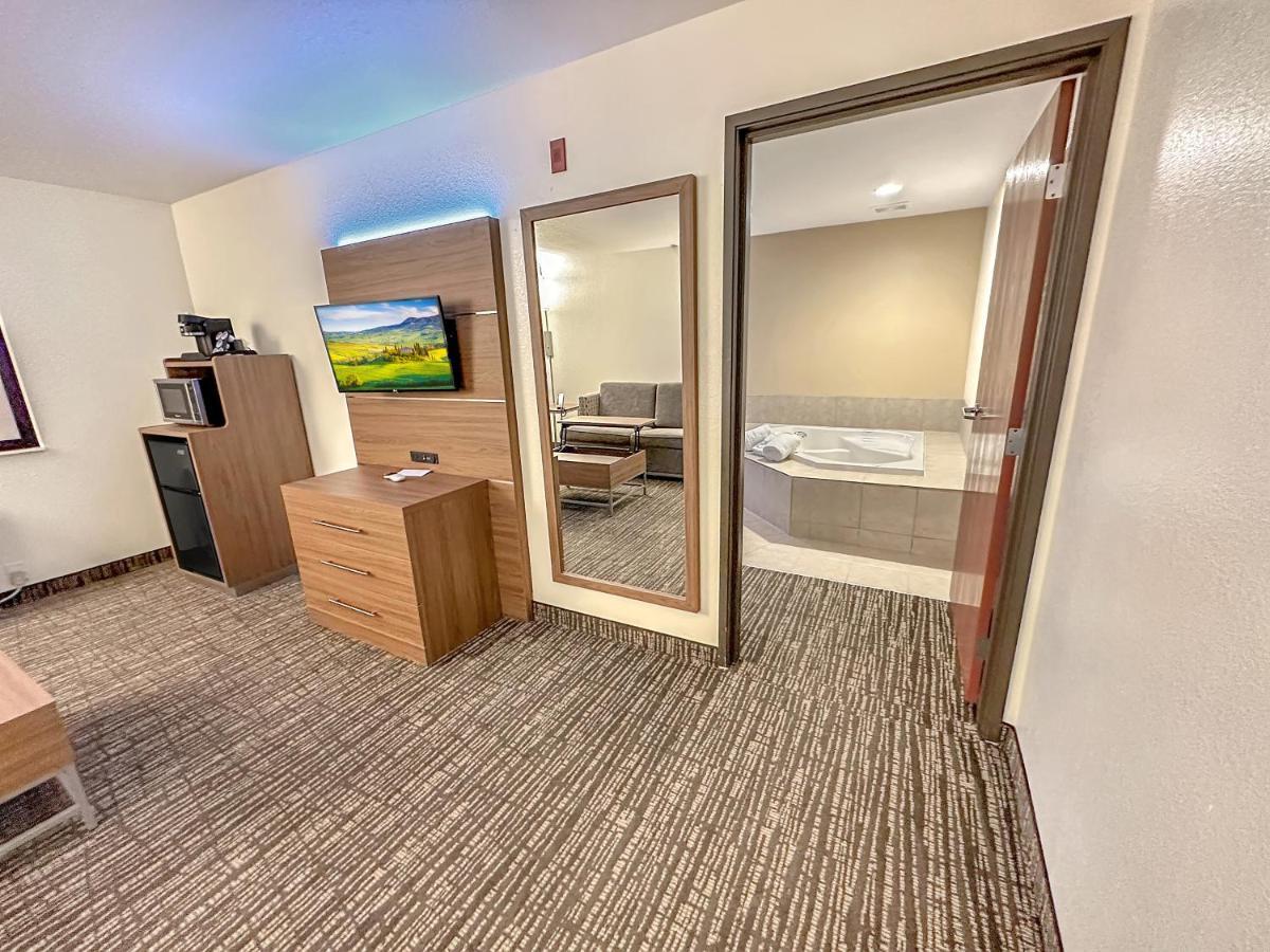 Estherville Hotel & Suites Екстер'єр фото