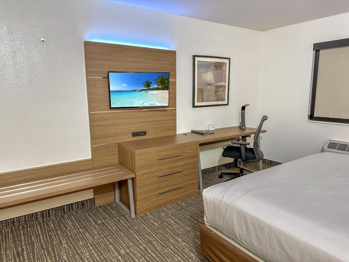 Estherville Hotel & Suites Екстер'єр фото