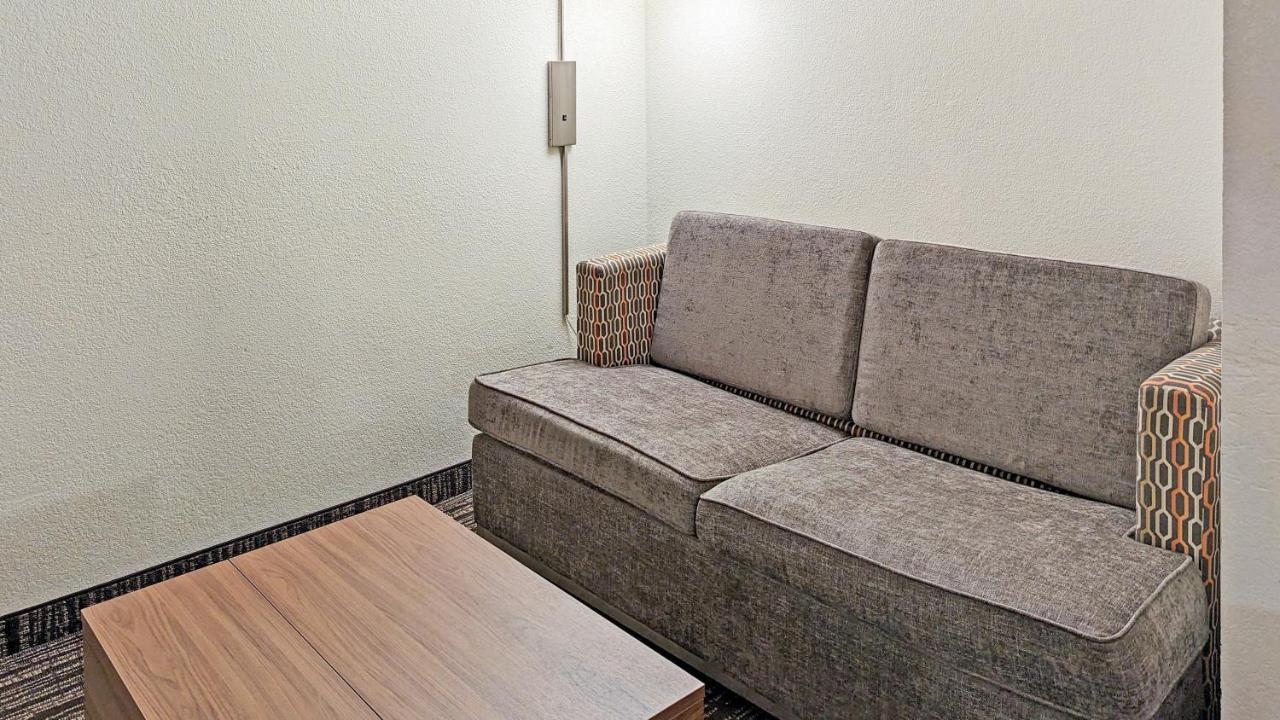Estherville Hotel & Suites Екстер'єр фото