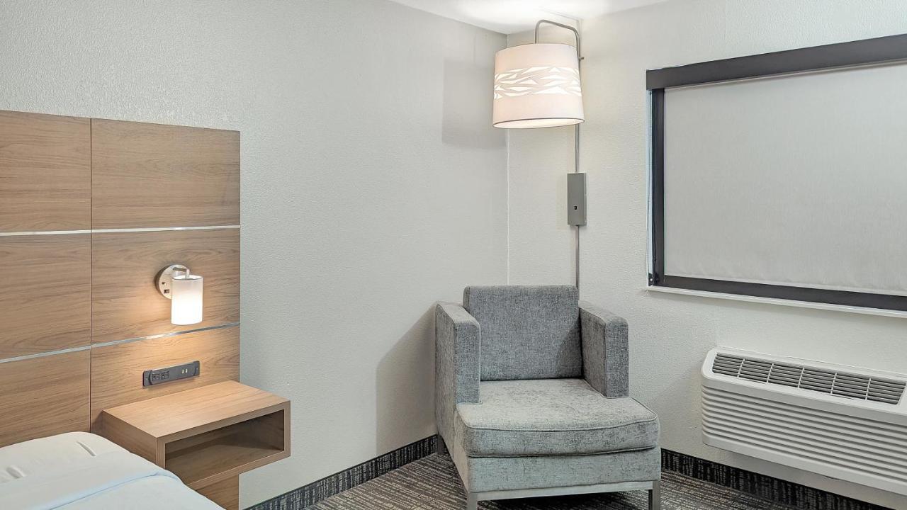 Estherville Hotel & Suites Екстер'єр фото